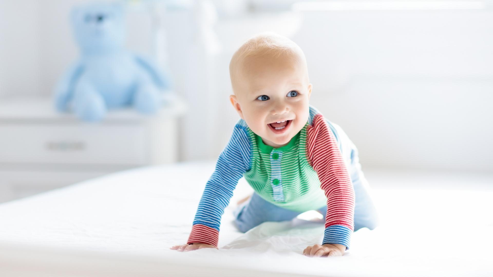 When Do Babies Start Crawling? 9 Expert Tricks To Help Baby!