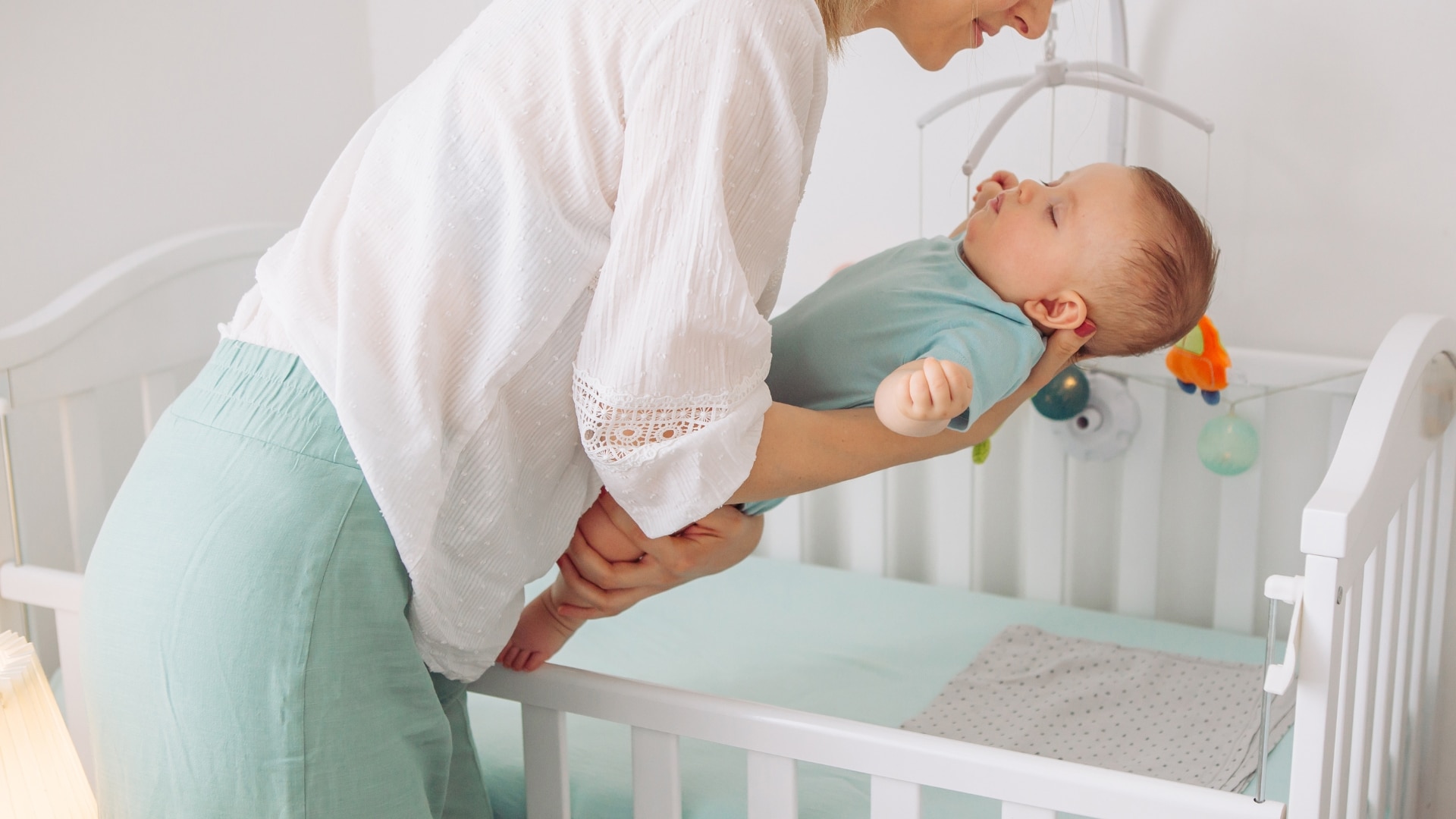 When To Move Baby To A Crib: Expert Advice for New Parents