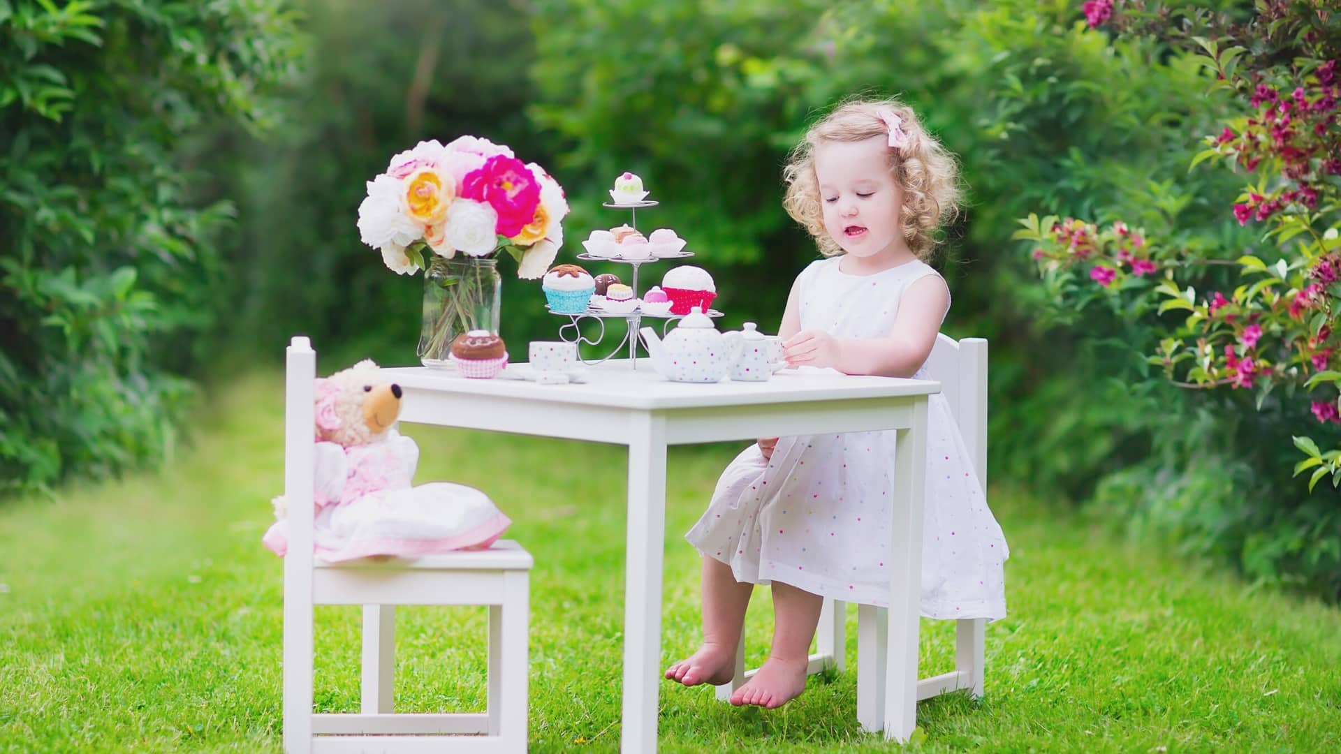 Self Directed Play: 26 Examples For Endless Playtime Fun!