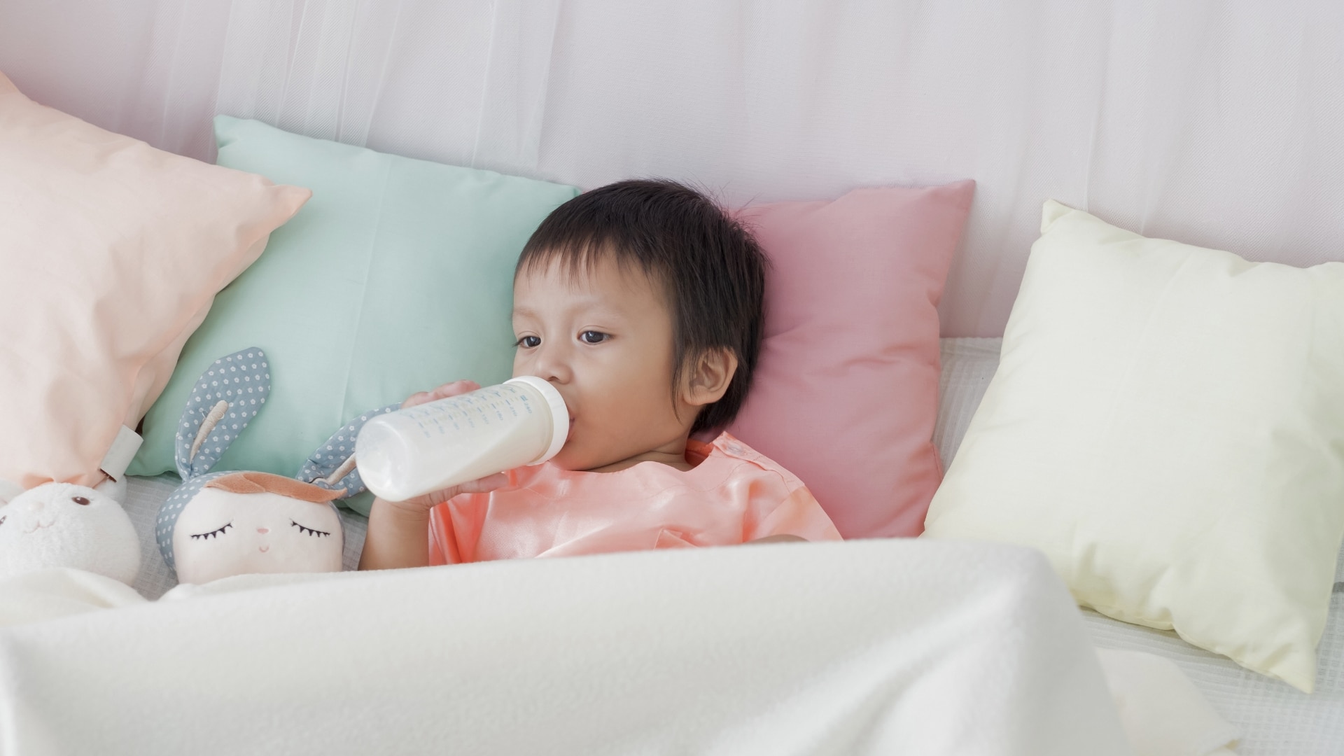 How To Get A Toddler To Sleep Without A Bottle Featured Image